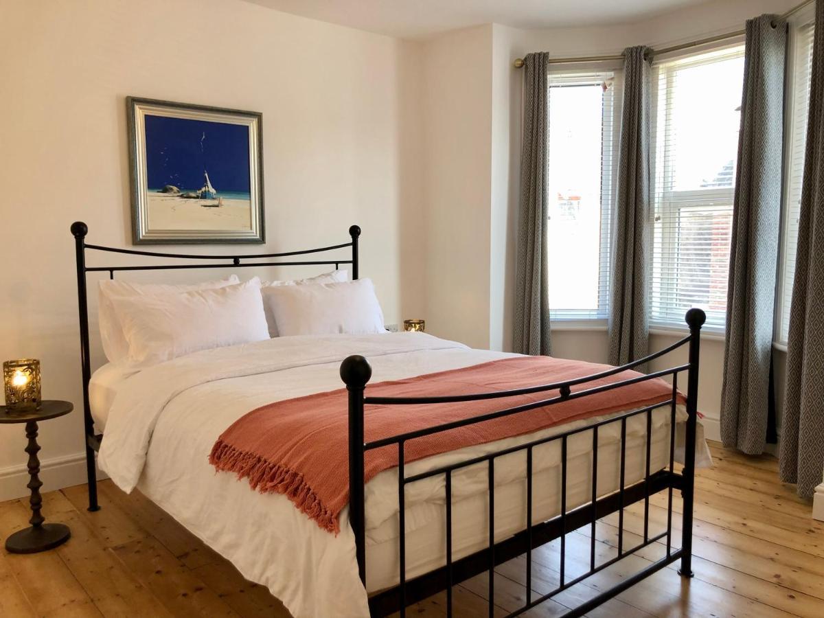 Вилла House With Parking, Short Stroll To Quay, Shops And Restaurants Пул Экстерьер фото